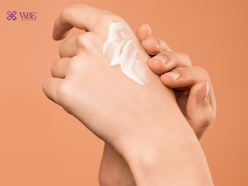 Khóa ẩm bằng Kem dưỡng ẩm Khóa ẩm bằng Kem dưỡng ẩm