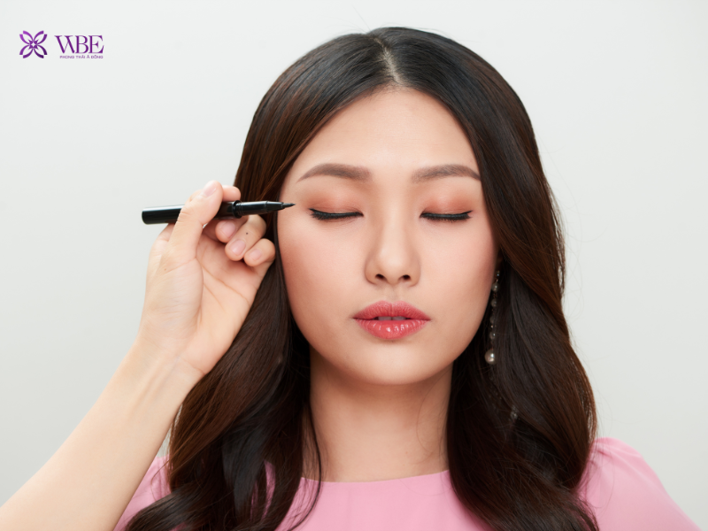 Nhấn nhá đôi mắt tự nhiên